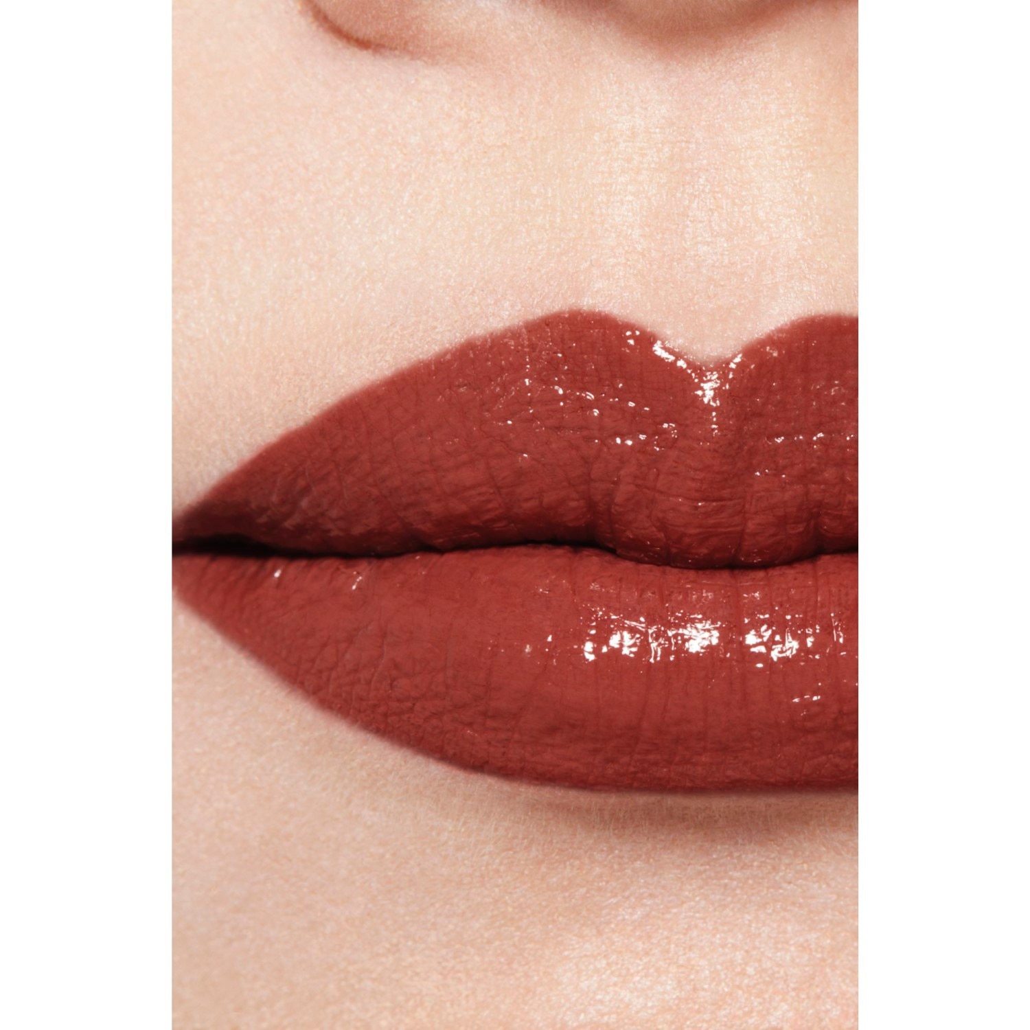 LA BARRA DE LABIOS LÍQUIDA BRILLANTE DE LARGA DURACIÓN